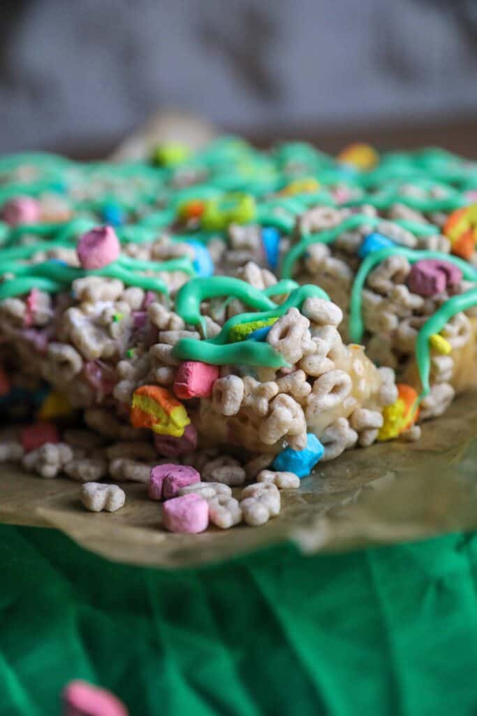 LUCKY CHARMS MARSHMALLOW TREATS easy green desserts for St Patricks Day. Get tons of dessert ideas from decadent, no bake, easy, vegan and green!